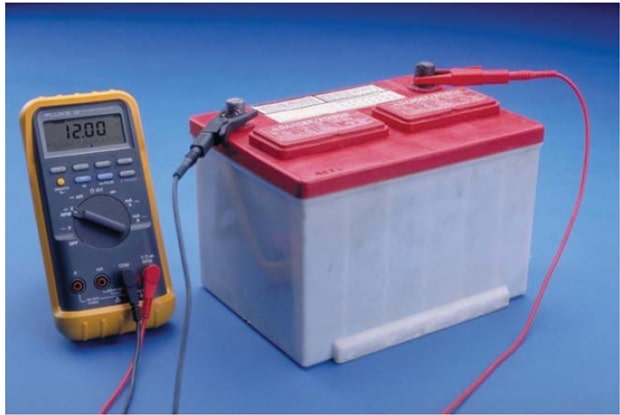 بررسی شارژ بودن با ولت‌متر ساده 