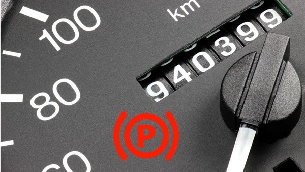 چراغ هشدار ترمز پارک در صفحه کیلومتر