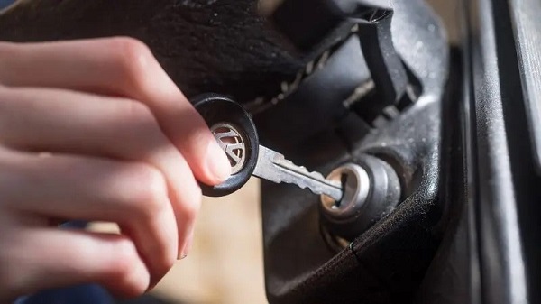 استفاده از یک سوئیچ برای قفل در و روشن‌کردن خودرو - گلف -1985