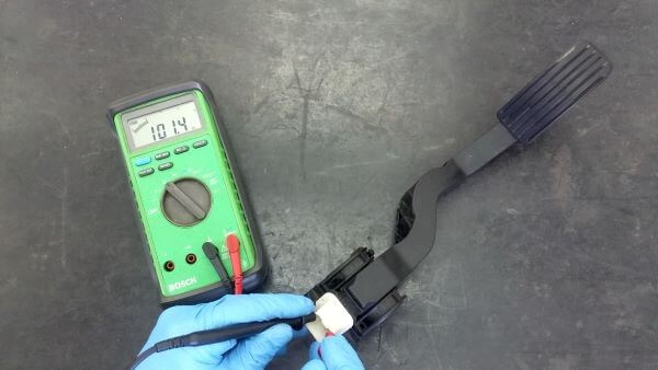 اندازه گیری مقاومت سنسور پدال گاز از نوع پتانسیومتری