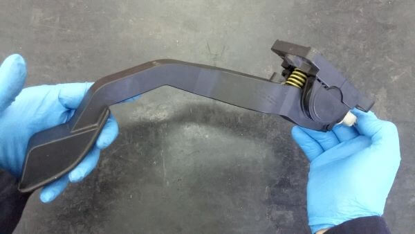 بررسی ظاهری پدال گاز و سنسور