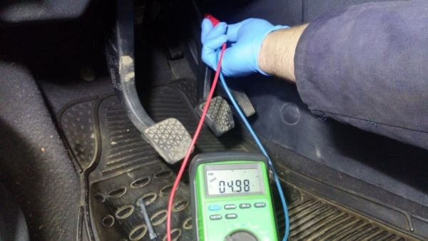 بررسی ولتاژ سنسور پدال گاز