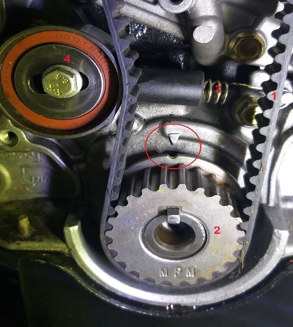 منطبق كردن علامت روي چرخ تسمه ميل‌لنگ و علامت روي بدنة موتور