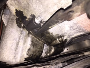 نمونه نشتی از محل اتصال بین گیربکس و موتور