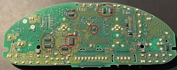 نمونه IC های کنترل کنند روی برد الکترونیکی